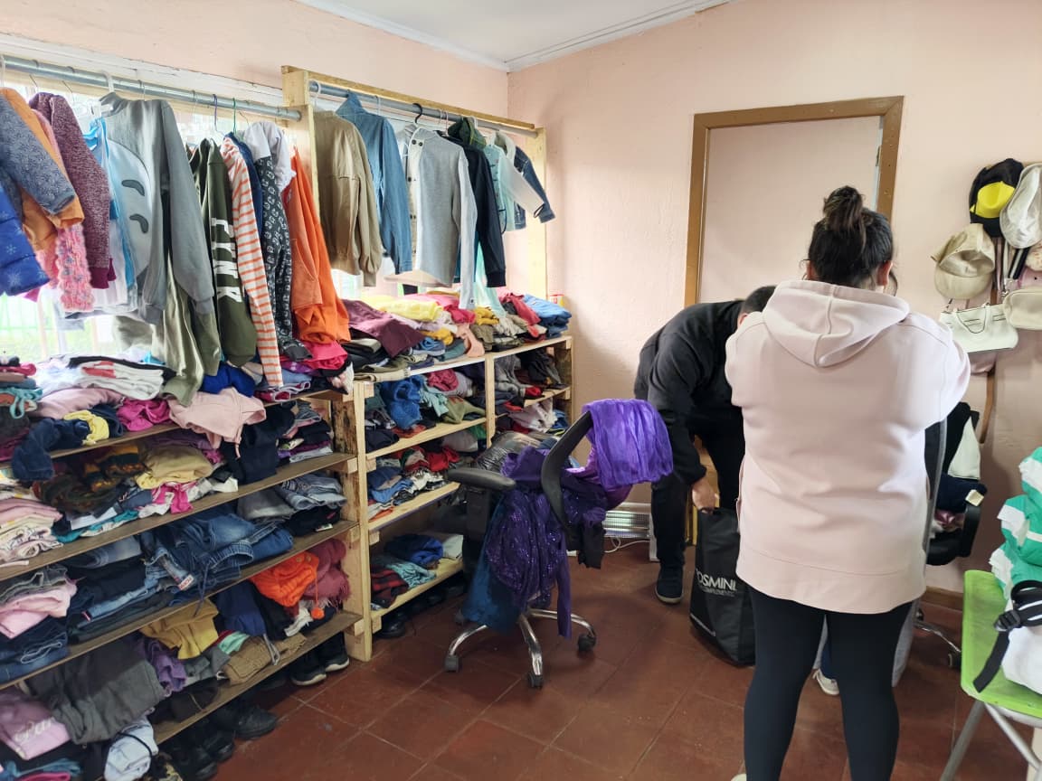 La Cruz refuerza trabajo de su Boutique Solidaria en apoyo a familias afectadas por el sistema frontal