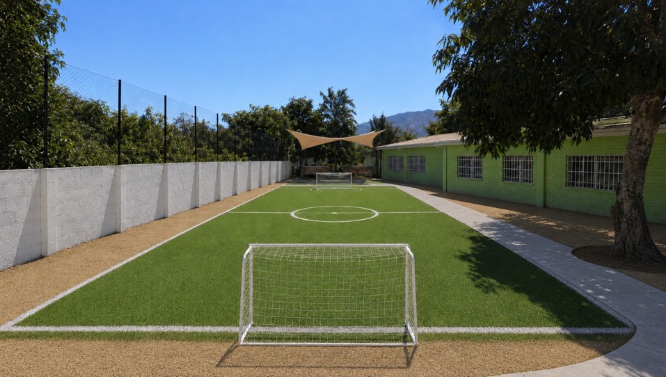 La Cruz cumple con estudiantes del Colegio Leonardo Da Vinci: construirán la cancha que pidieron en el patio trasero