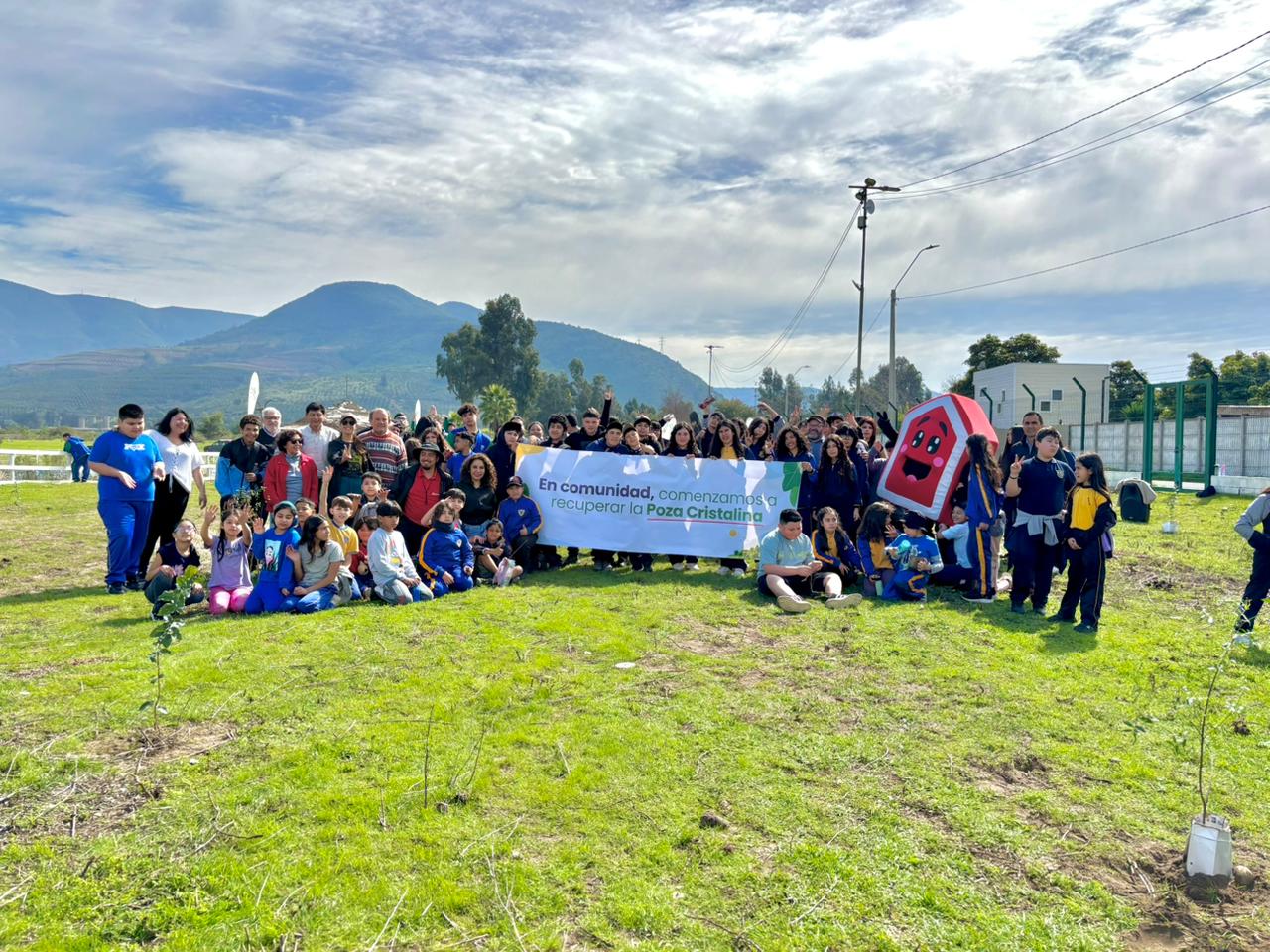 Niñas, niños y jóvenes de La Cruz comenzaron arborización del futuro parque urbano de la Poza Cristalina